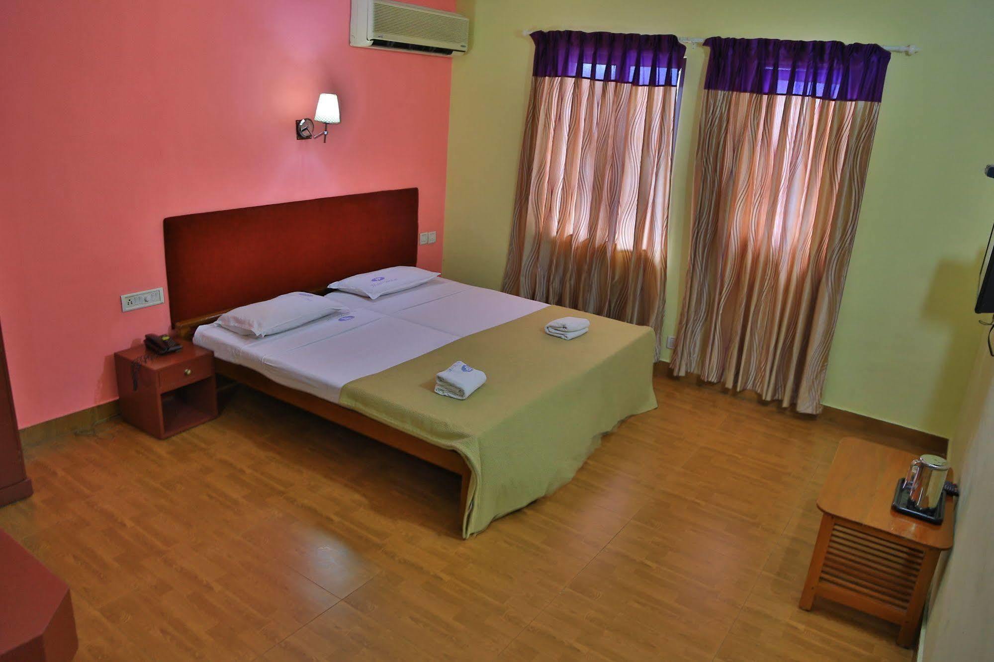 โรงแรมสรินิวัส Kochi ภายนอก รูปภาพ