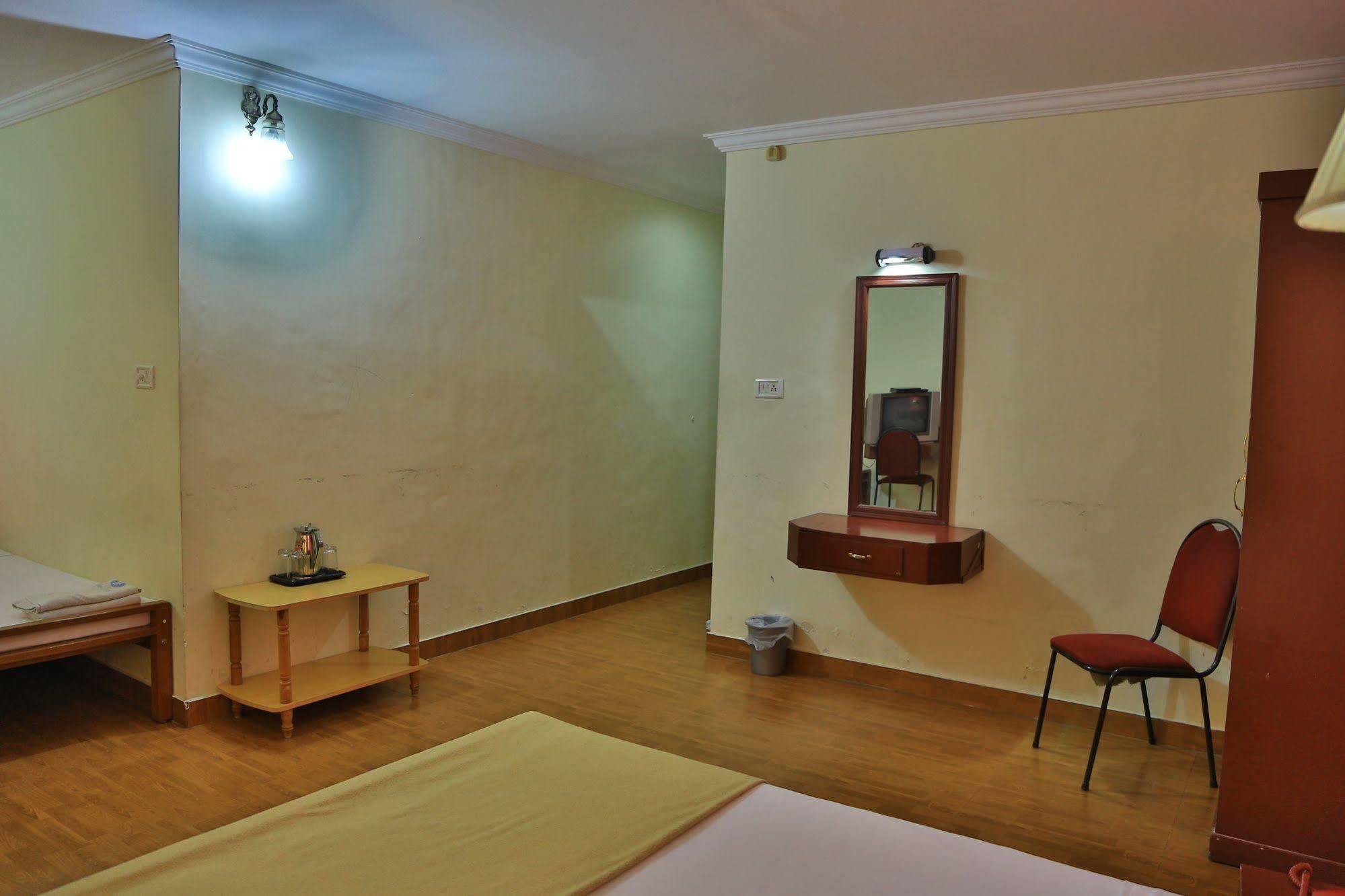 โรงแรมสรินิวัส Kochi ภายนอก รูปภาพ