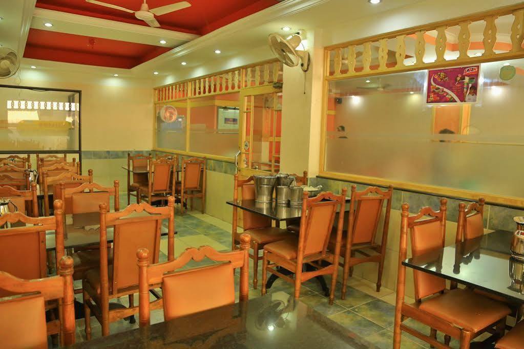 โรงแรมสรินิวัส Kochi ภายนอก รูปภาพ